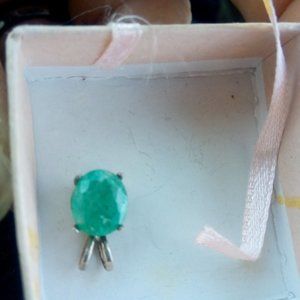 2 caret emerald  sterling pendent